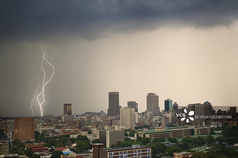 雷雨中的约翰内斯堡市中心图片素材