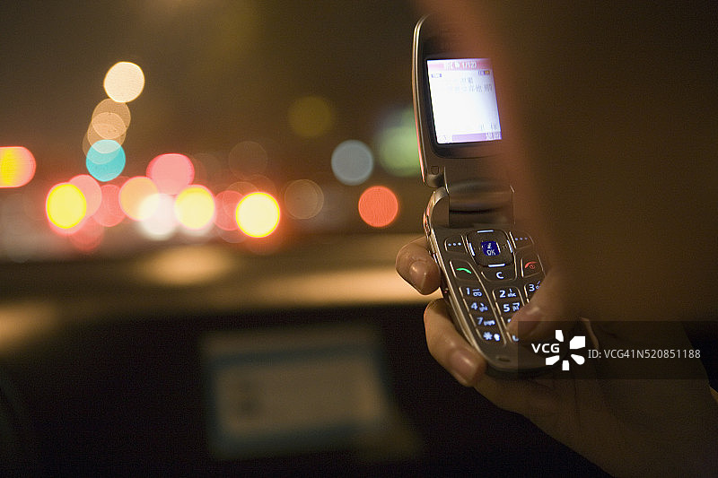 在车内拨打手机图片素材