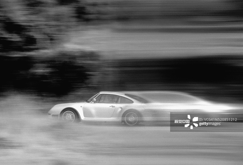 1986年保时捷959在道路上疾驰图片素材