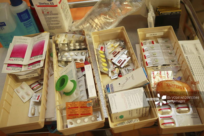 医院托盘药物中的零食蛋糕图片素材