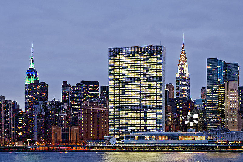 暮色下的曼哈顿中城天际线图片素材