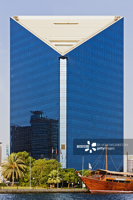 迪拜河沿岸的现代办公楼图片素材