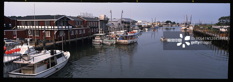 海湾入口处的虾船图片素材
