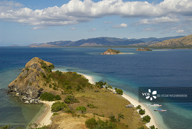 印度尼西亚弗洛勒斯岛：图朱赫贝拉斯群岛的Pulau Tiga岛图片素材