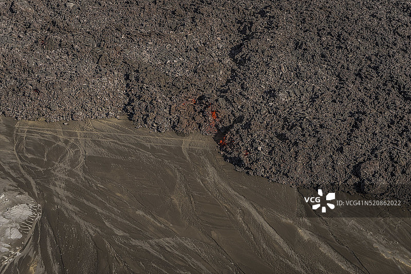 冰岛巴达本加火山附近，带有轮胎痕迹的熔岩流，霍卢赫劳恩裂缝喷发图片素材