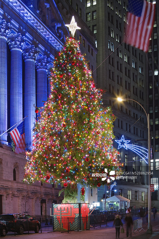 纽约证券交易所前的华尔街圣诞树图片素材