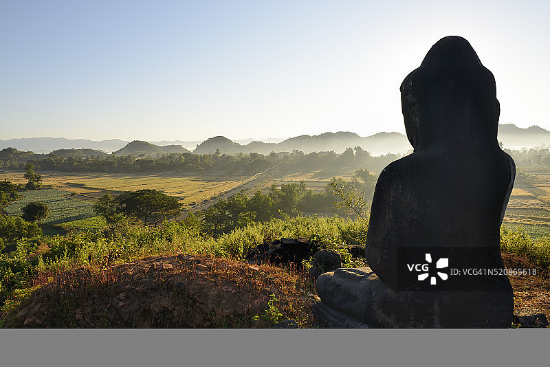 缅甸若开邦妙乌的佛像日出图片素材