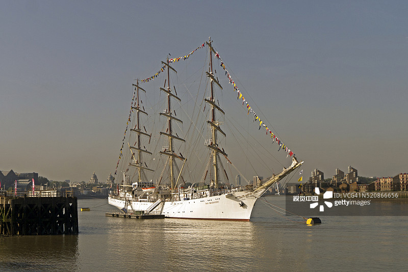 波兰“青年奉献号”帆船停泊在英国伦敦格林威治图片素材