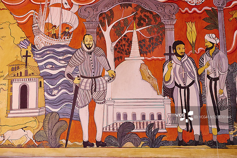 身穿西装站在3D体育场，被闪光灯照射并指向手机屏幕的商务人士，赛前投注图片素材