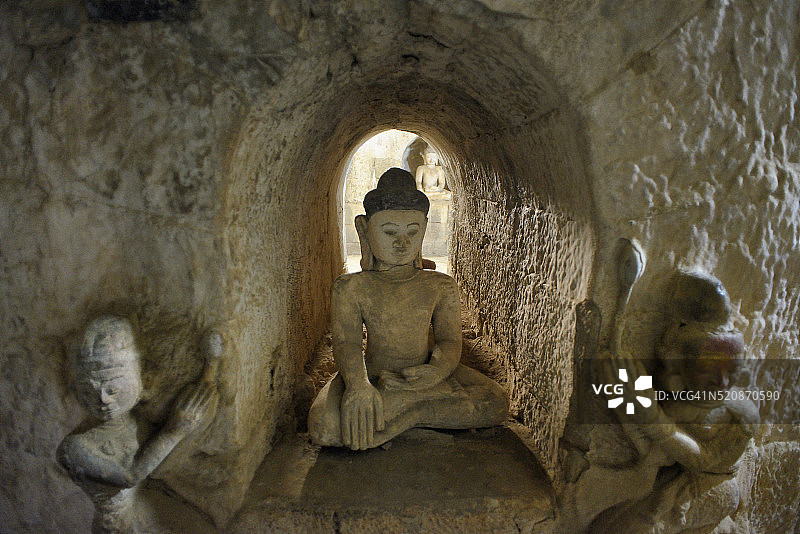 缅甸若开邦妙乌的Dukkanthein佛塔（16世纪），被莲花环绕的佛像图片素材