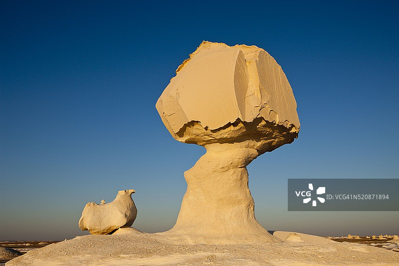 埃及利比亚沙漠白沙漠国家公园的日落图片素材