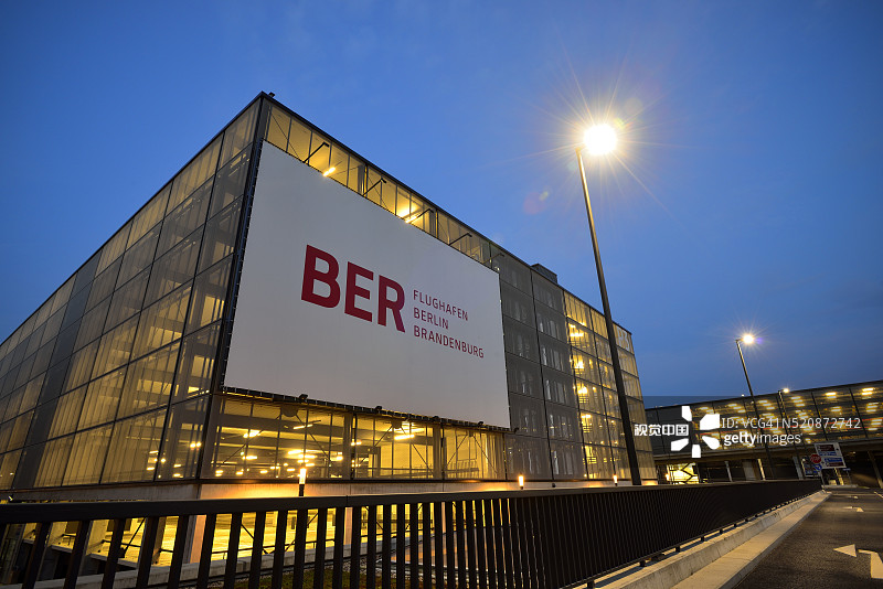 柏林勃兰登堡维利·勃兰特机场的停车场图片素材