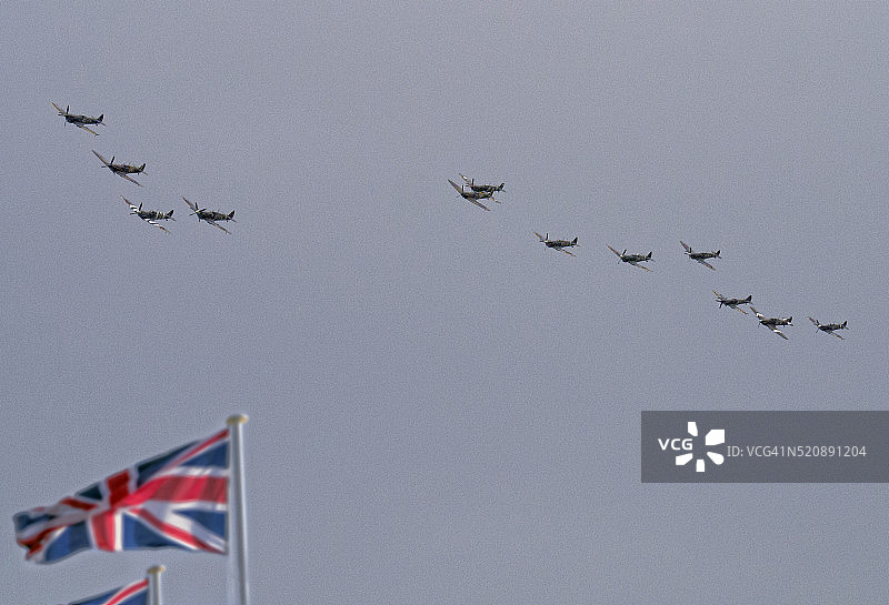 英国战役喷火式战斗机和飓风战斗机在2015年古德伍德飞行表演图片素材