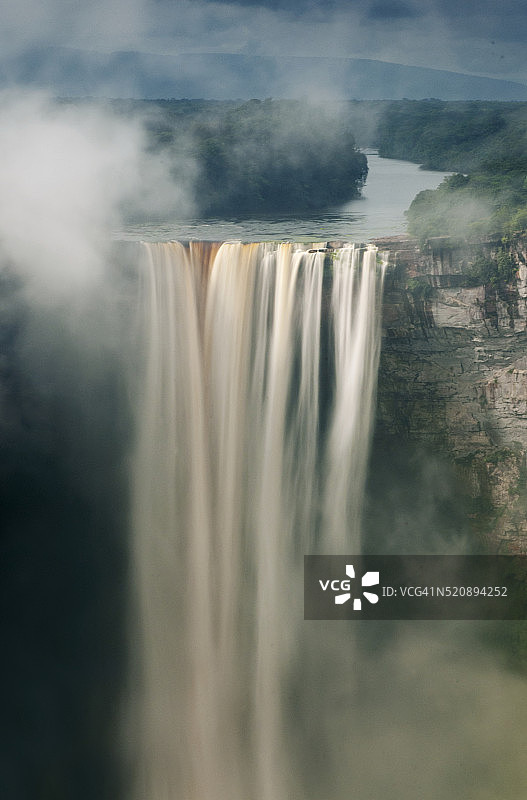 圭亚那凯厄图尔国家公园凯厄图尔瀑布的清晨薄雾图片素材