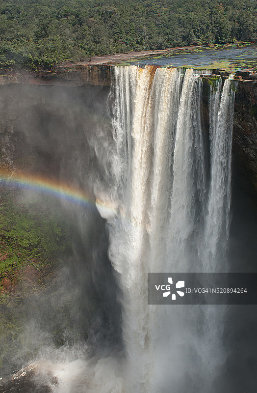 圭亚那凯厄图尔国家公园凯厄图尔瀑布和彩虹图片素材