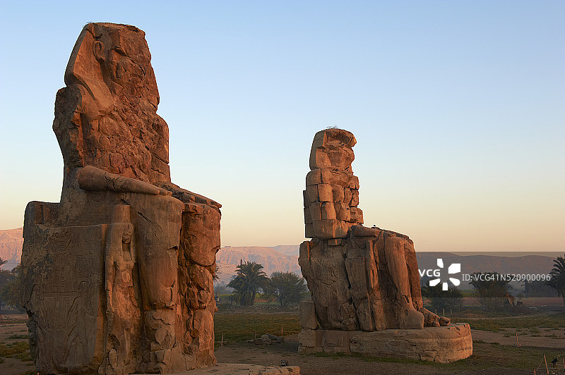 埃及尼罗河谷卢克索门农巨像图片素材