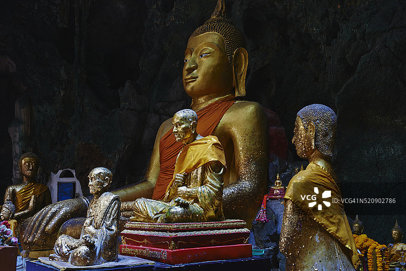 泰国佛丕府崖差蒙空寺佛统山佛教石窟图片素材