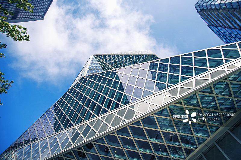 仰视角度拍摄的西雅图中央图书馆大楼图片素材