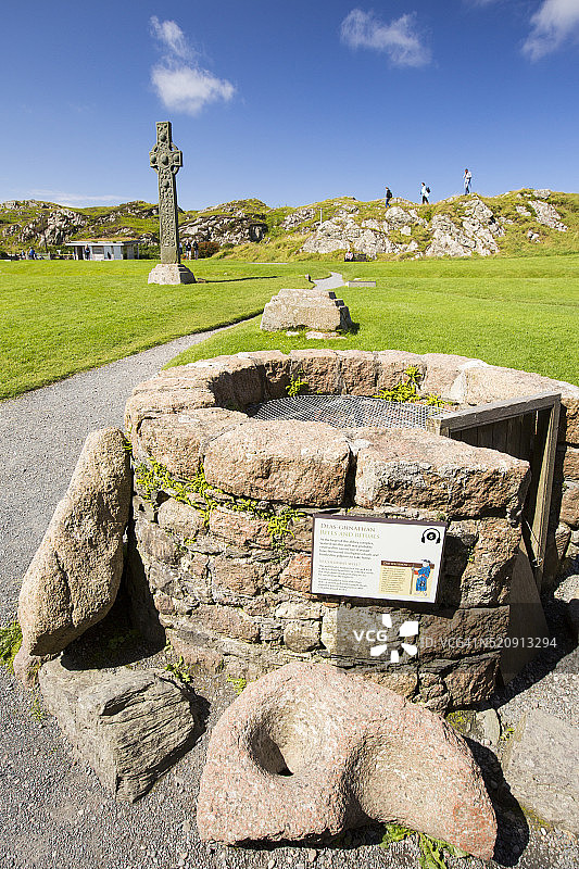 英国苏格兰马尔岛爱ona修道院内的圣科伦巴井和圣奥兰十字架图片素材