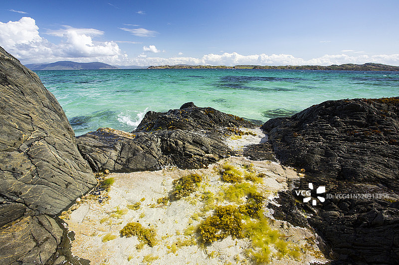 英国苏格兰马尔岛爱奥那岛北海岸的海蓝宝石海洋和岩石池图片素材