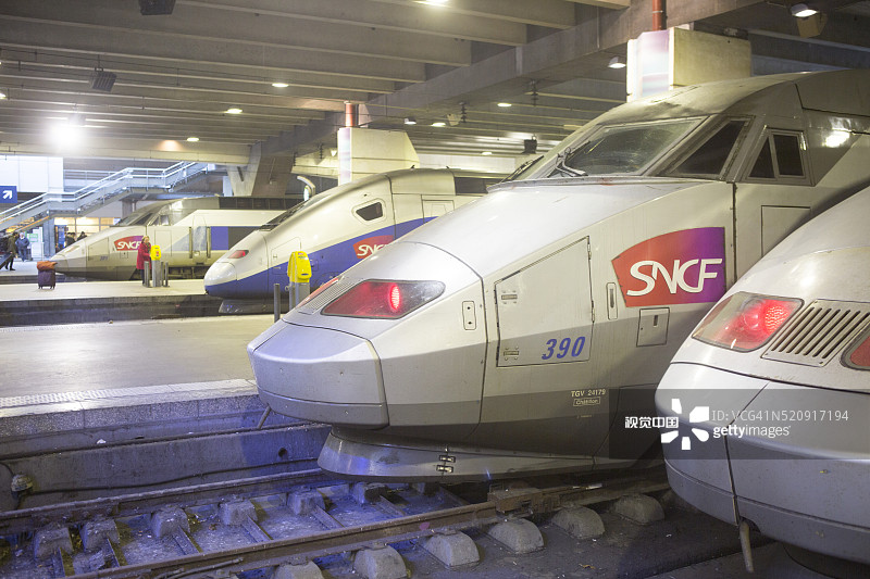 巴黎蒙帕纳斯车站的TGV高速列车图片素材