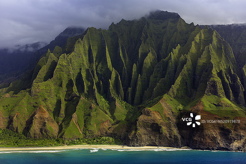 纳 Pali 海岸大教堂岩石旁的霍诺普山谷和海滩图片素材