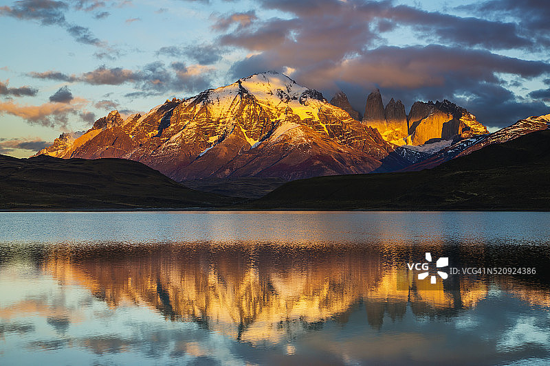 百内塔峰日出时倒映在湖面上的景色图片素材