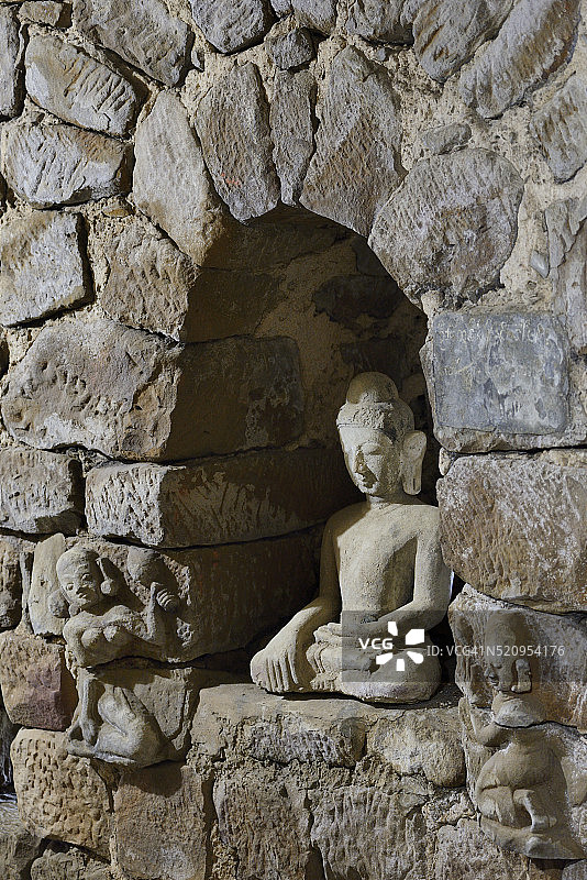 缅甸若开邦妙乌的Dukkanthein佛塔（16世纪），被莲花环绕的佛像图片素材