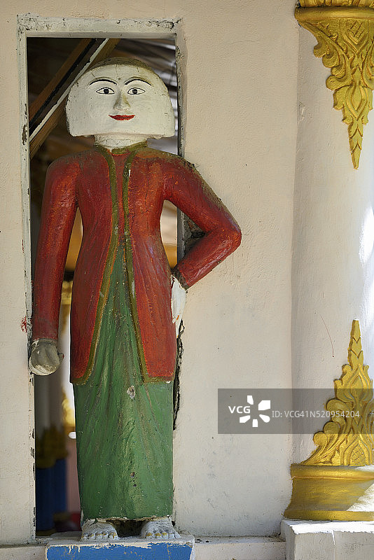 缅甸若开邦妙乌Mangala Mae Aw寺院，穿着传统若开服饰的守护者图片素材