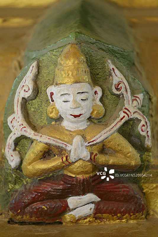 缅甸若开邦妙乌曼加拉梅奥寺院，信徒朝拜佛像图片素材