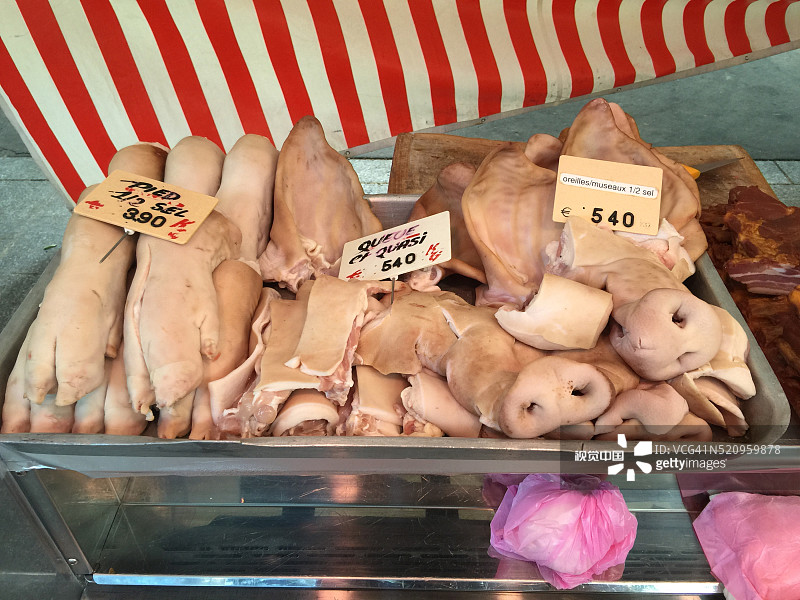 巴黎理查德·勒努瓦市场出售的猪脚、猪鼻子和猪耳朵图片素材