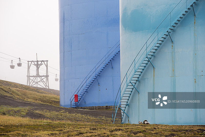 朗伊尔城附近煤矿通往港口的废弃煤炭运输升降系统图片素材