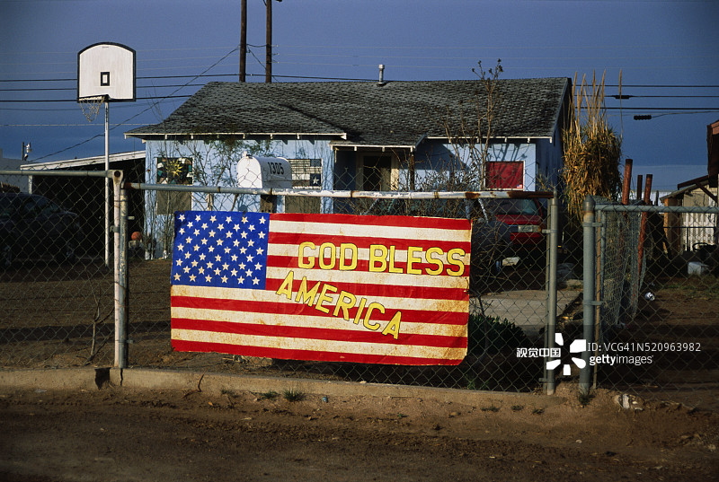 房屋栅栏上的美国国旗图片素材