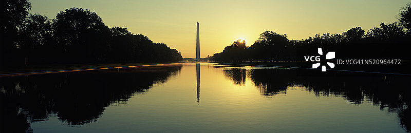 黎明时分的华盛顿纪念碑与倒影池图片素材