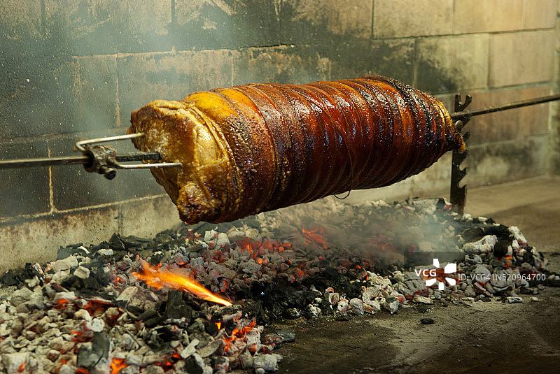 在煤火上烤全猪图片素材