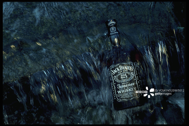 小溪中的威士忌图片素材
