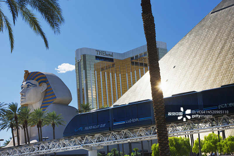 单轨列车从卢克索酒店和赌场金字塔下方经过图片素材