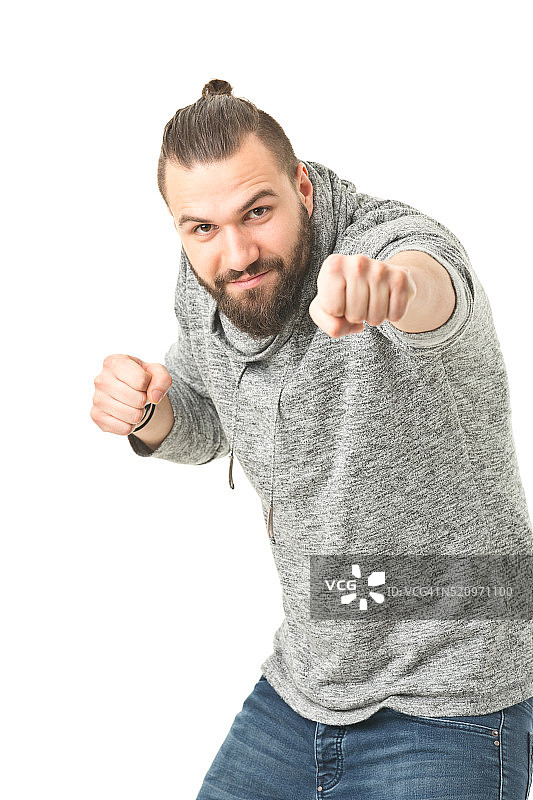 正在拳击的英俊年轻男人图片素材