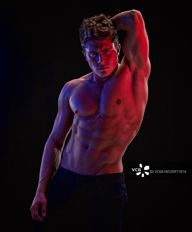 赤裸上身的肌肉男看着相机图片素材