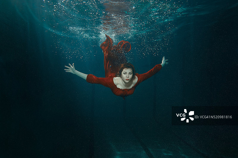 穿着连衣裙的女人潜水图片素材