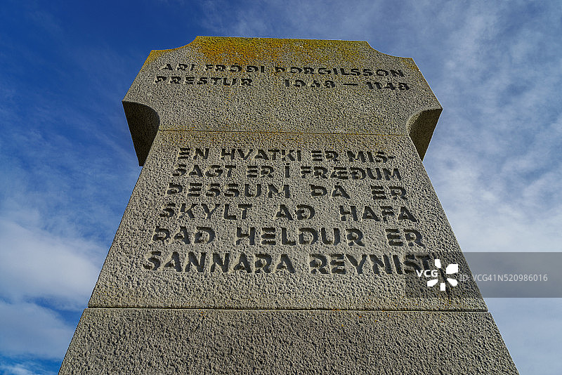 冰岛斯奈山半岛斯塔扎斯塔杜尔教堂的阿里·弗罗迪·索吉尔松纪念碑图片素材