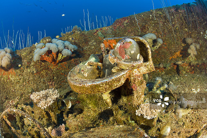 美国卡莱尔号攻击运输舰残骸上的文物，马绍尔群岛，比基尼环礁，密克罗尼西亚图片素材