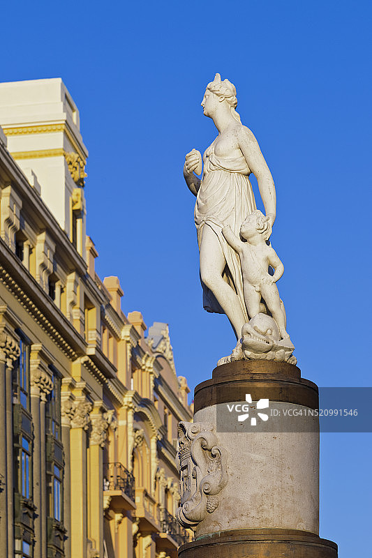 马德里太阳门广场的拉玛丽布兰卡雕像图片素材