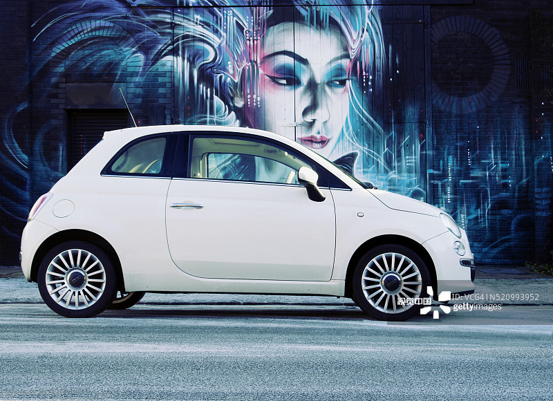 停在英国伦敦卡姆登镇街头的菲亚特500汽车图片素材