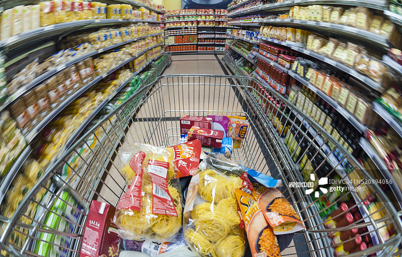 在超市里推购物车图片素材