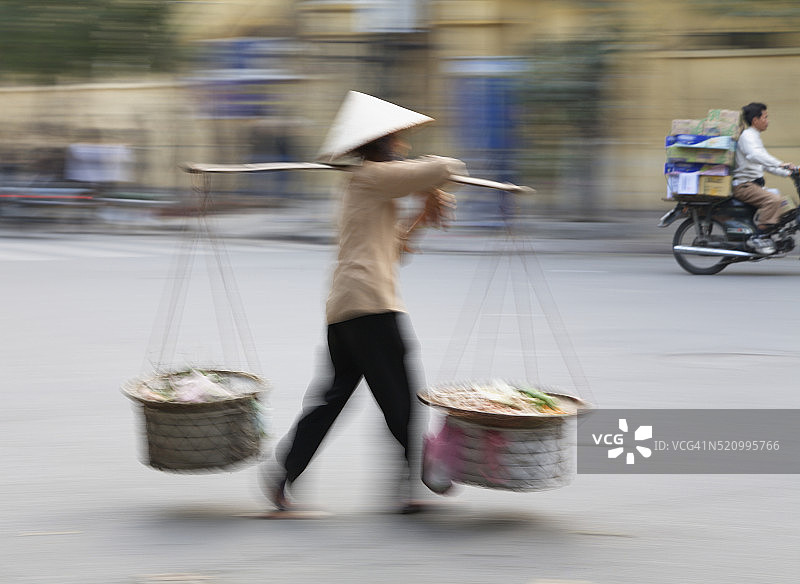 carrying baskets图片素材