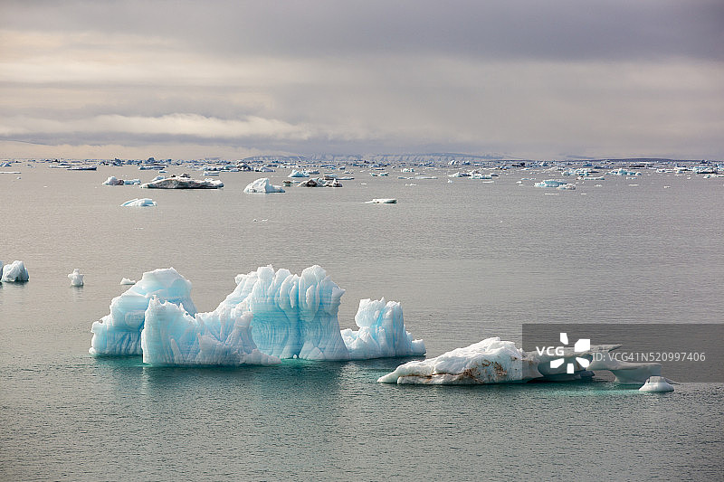 斯瓦尔巴特群岛东北地岛冰川上的冰山图片素材
