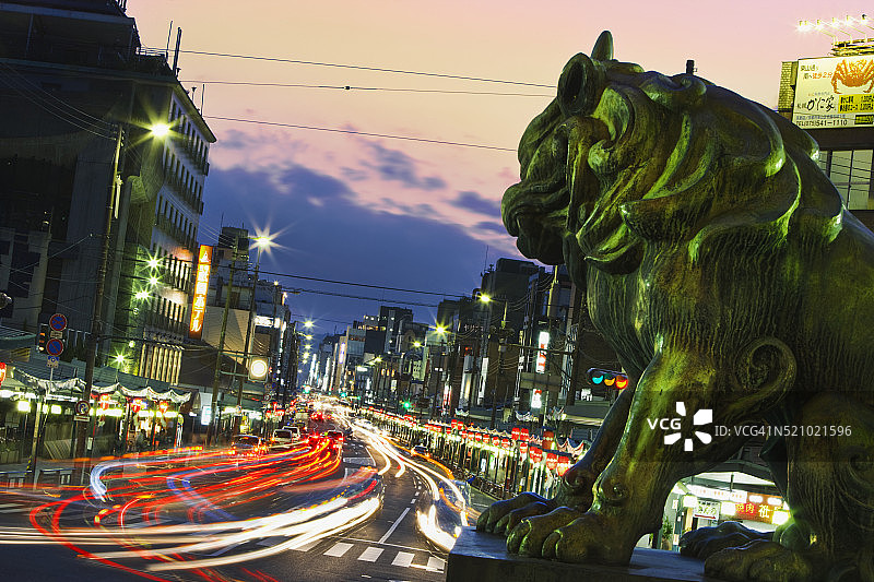 黄昏下的四条通图片素材