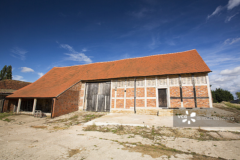 大康伯顿农场上用木材搭建的古老谷仓图片素材
