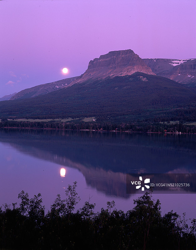 圣玛丽湖上的月落图片素材